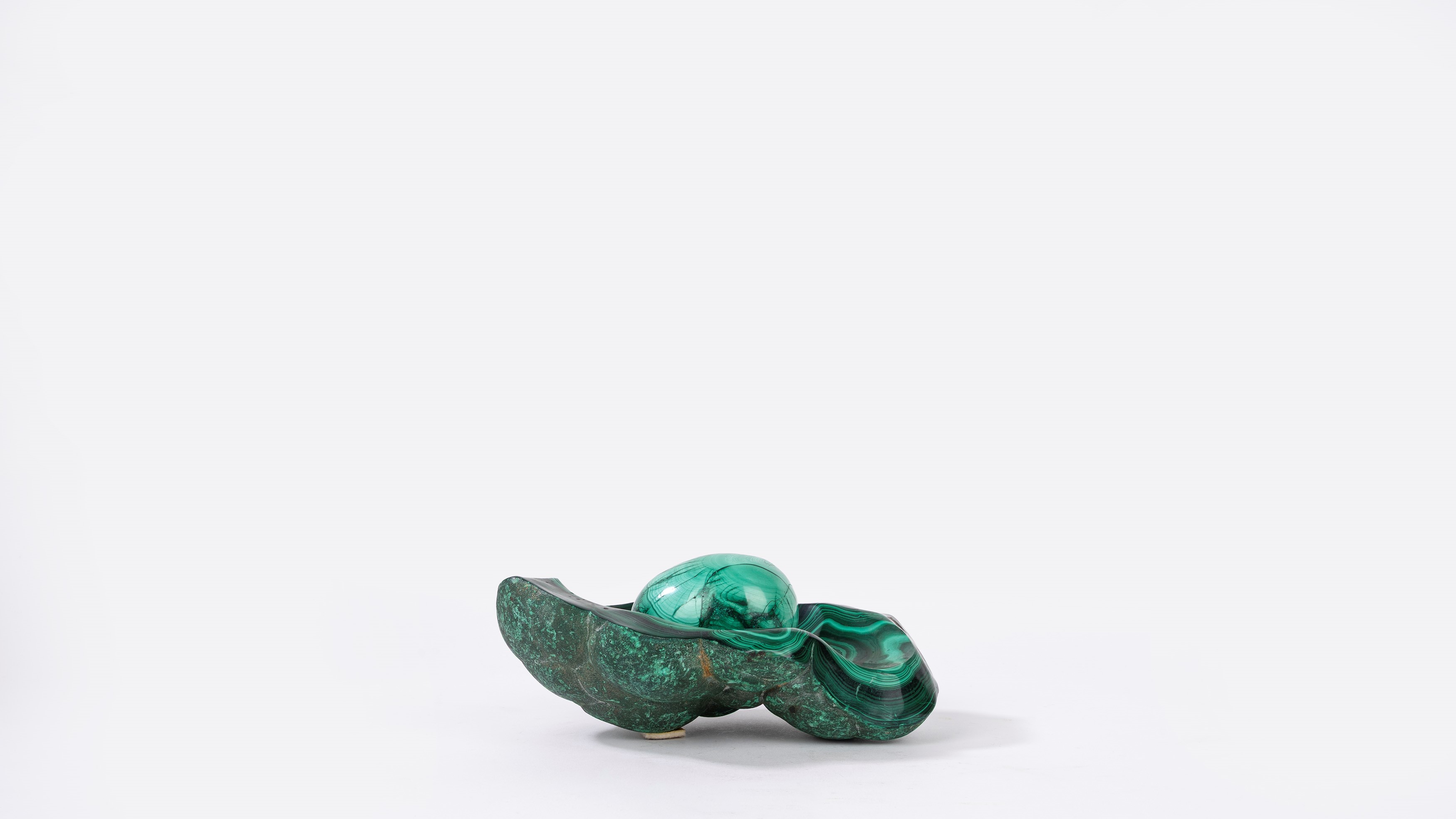 Uovo decorativo in malachite con base semilavorata