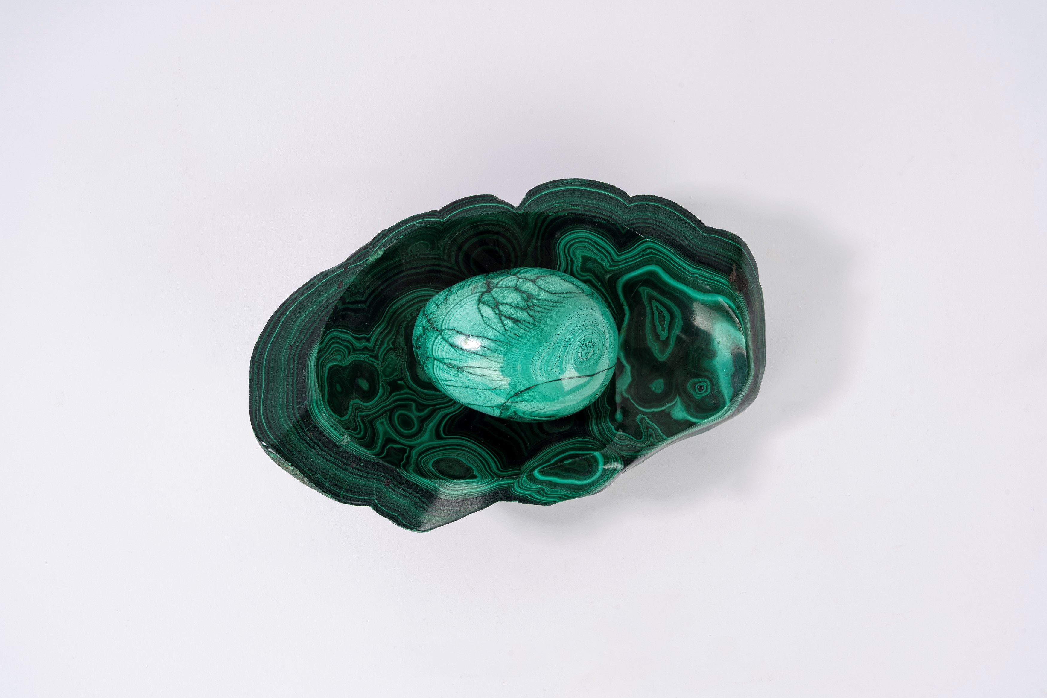 Uovo decorativo in malachite con base semilavorata
