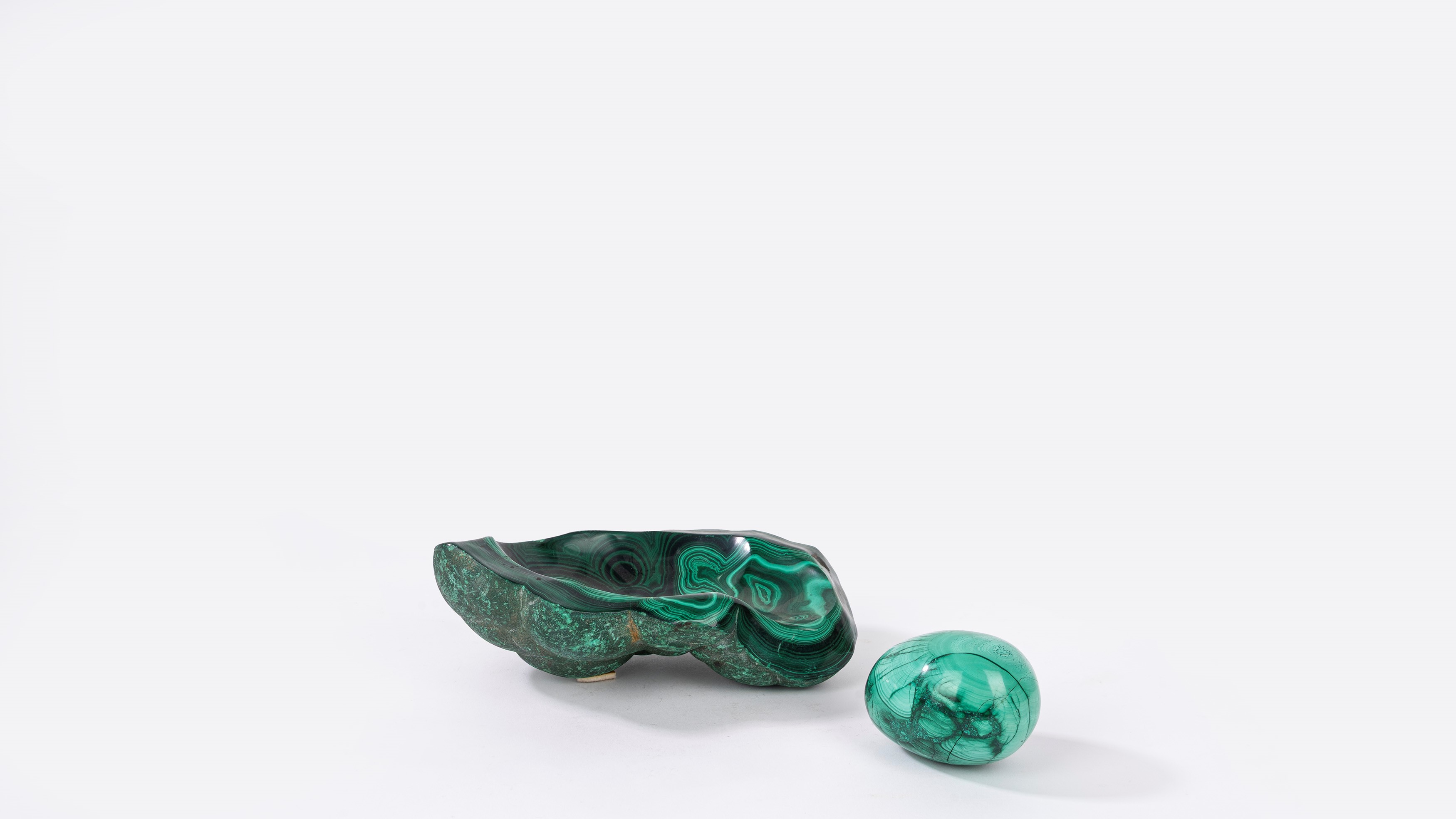 Uovo decorativo in malachite con base semilavorata