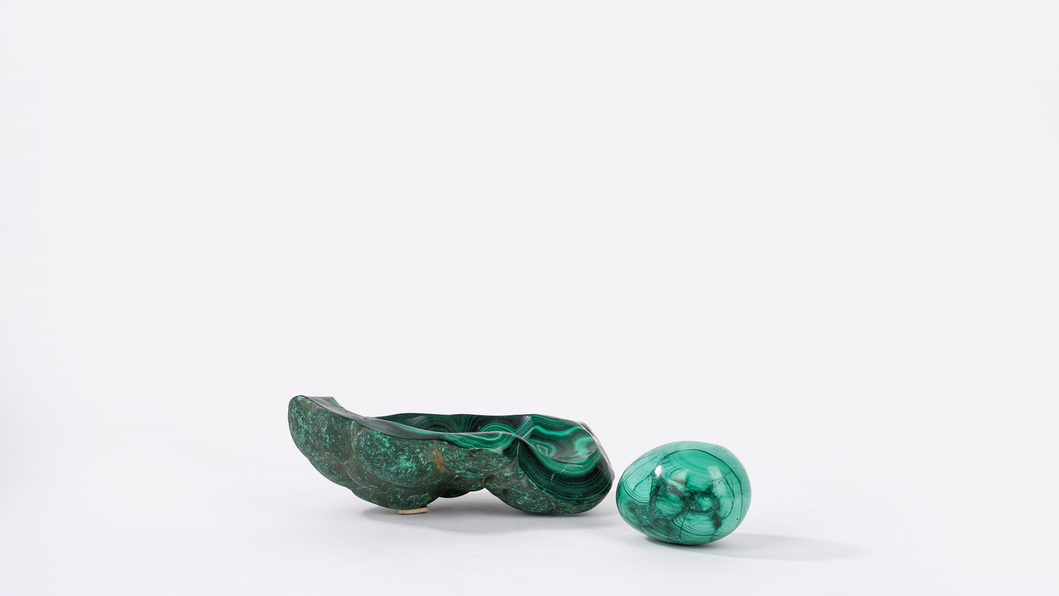 Uovo decorativo in malachite con base semilavorata