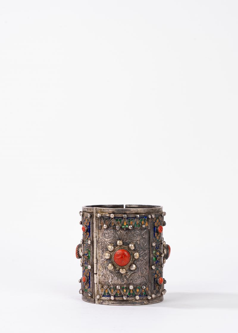 Grande bracciale berbero in metallo argentato, corallo e smalti policromi, Cabilia, Algeria inizi...