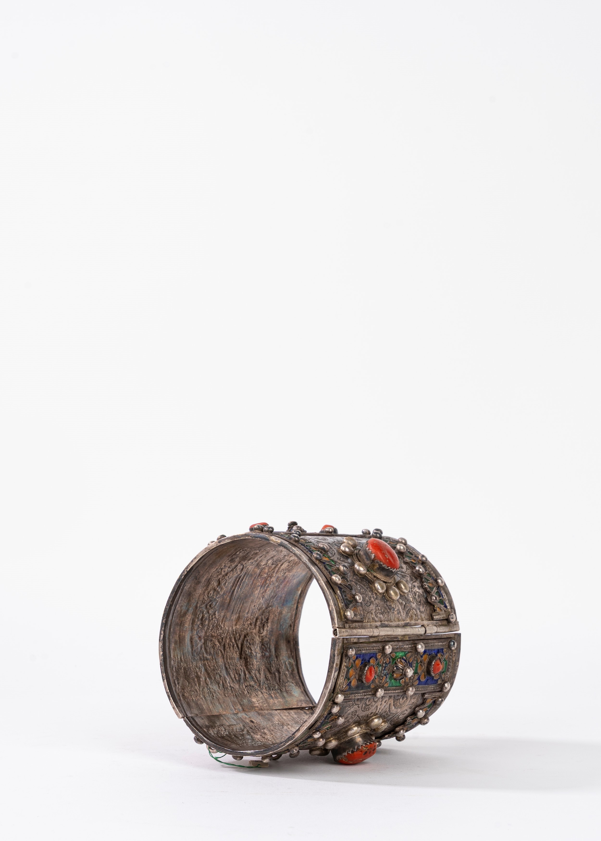 Grande bracciale berbero in metallo argentato, corallo e smalti policromi, Cabilia, Algeria inizi...
