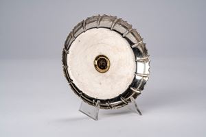 Piattino con moneta romana