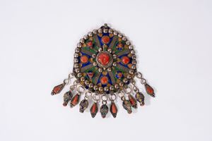 Grande pendente berbero in metallo argentato, corallo e smalti policromi, Cabilia, Algeria inizi secolo XX