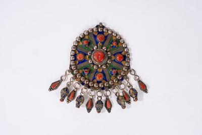 Pendente berbero, metallo argentato con corallo e smalti policromi, Cabilia, Algeria, inizio seco...