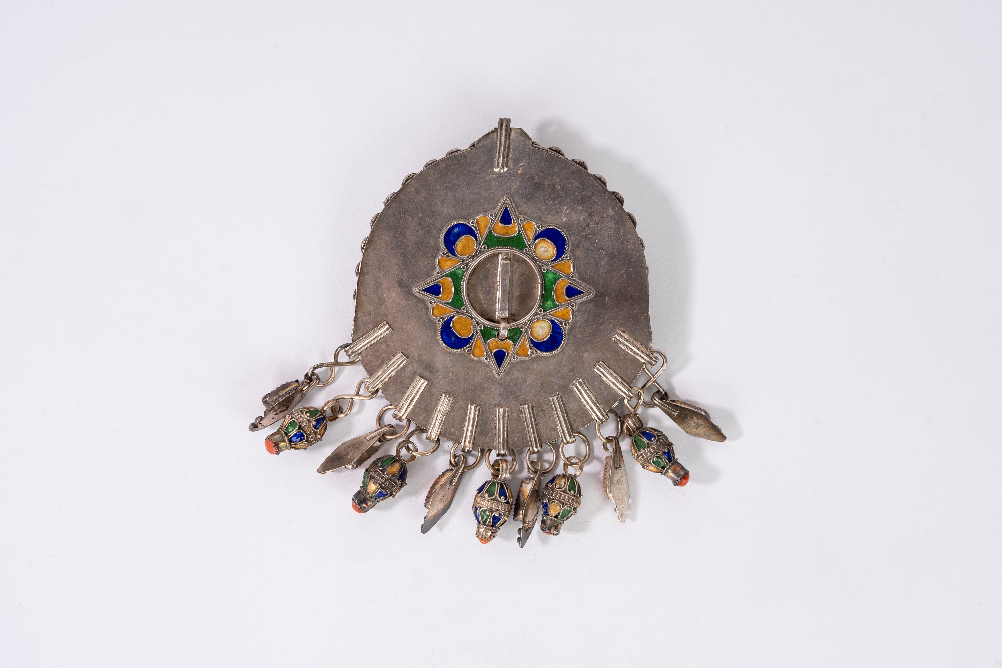 Pendente berbero, metallo argentato con corallo e smalti policromi, Cabilia, Algeria, inizio seco...