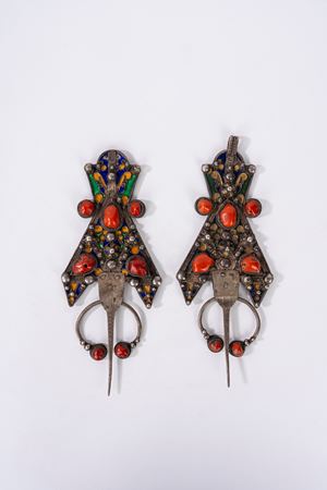 Coppia di fibbie berbere in metallo argentato, coralli e smalti policromi, Cabilia, Algeria inizi secolo XX