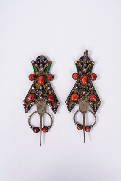 Coppia di fibbie berbere, metallo argentato, corallo e smalti policromi, Cabilia, Algeria, inizio...