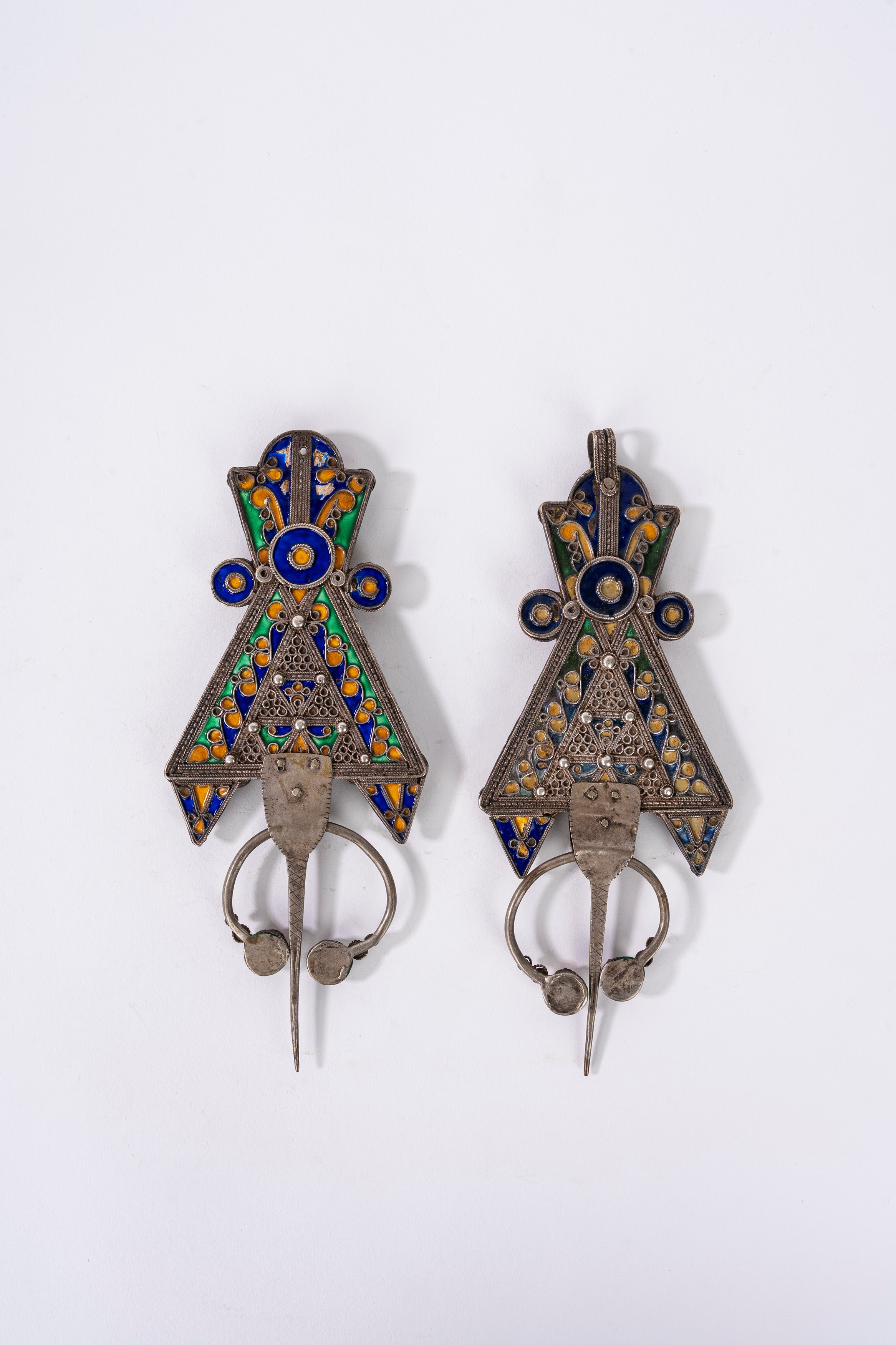 Coppia di fibbie berbere, metallo argentato, corallo e smalti policromi, Cabilia, Algeria, inizio...