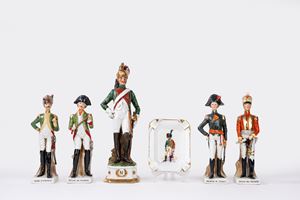 Lotto composto da cinque statuine in porcellana policroma raffiguranti soldati napoleonici e un posacenere in porcellana Limoges con soldato a cavallo, secolo XX