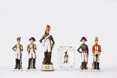 Porcellana Limoges, Posacenere con soldato a cavallo; cinque statuine di soldati napoleonici in p...