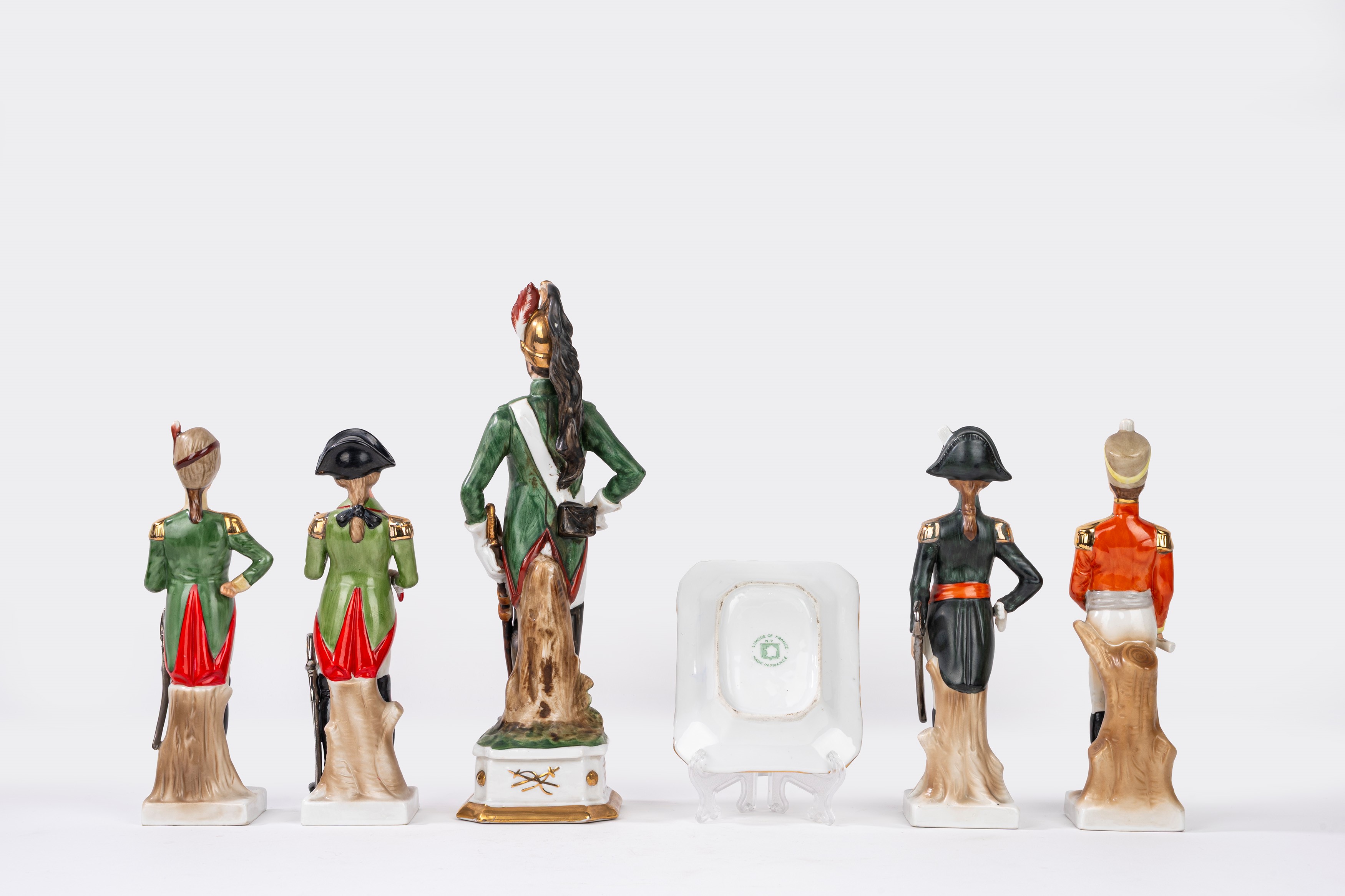 Porcellana Limoges, Posacenere con soldato a cavallo; cinque statuine di soldati napoleonici in p...