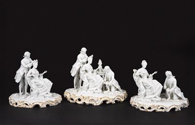 Capodimonte, Tre sculture in porcellana bianca raffiguranti la toeletta della dama (secolo XX)