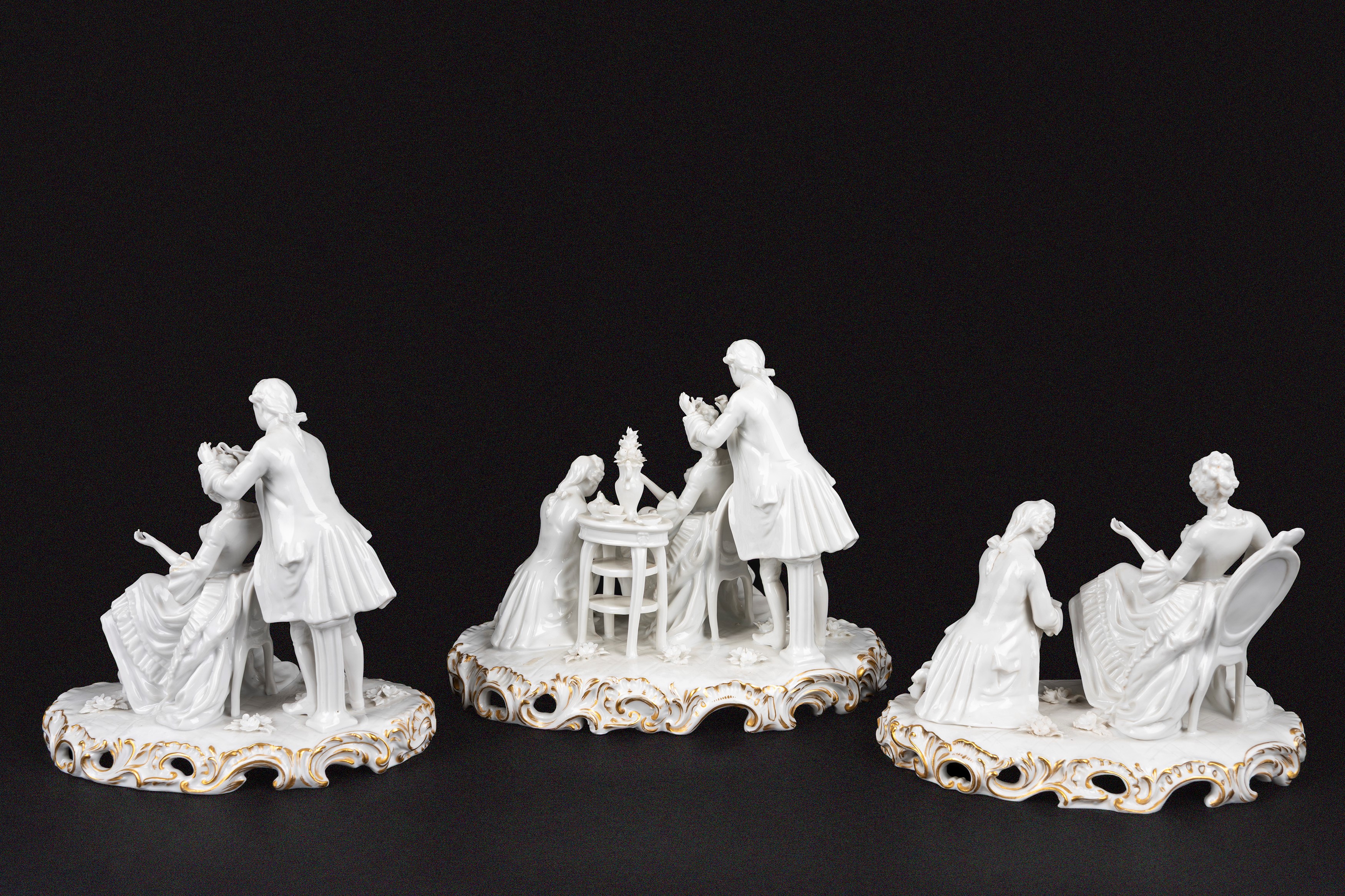 Capodimonte, Tre sculture in porcellana bianca raffiguranti la toeletta della dama, secolo XX
