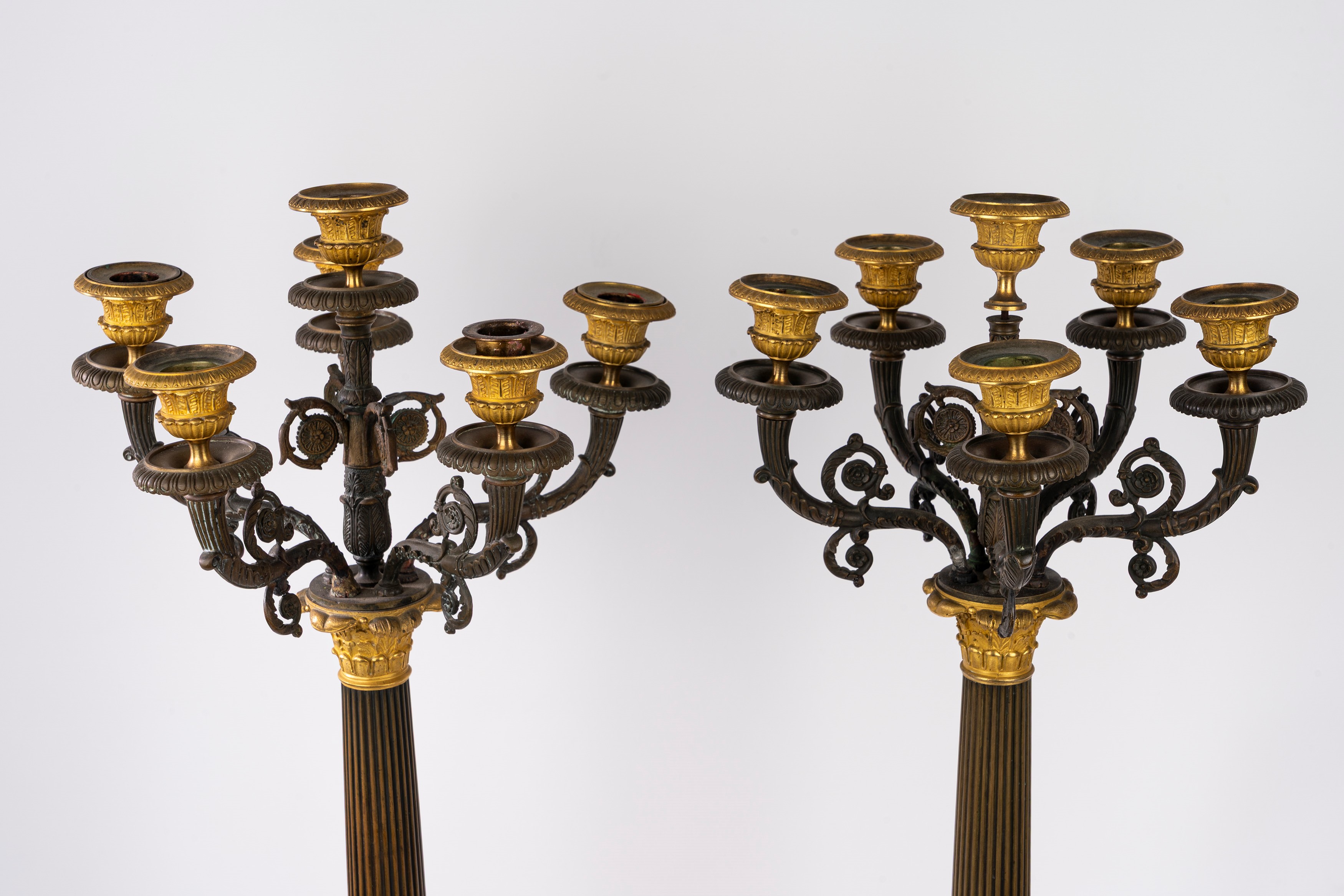 Impero, Coppia di candelabri a sei luci in bronzo dorato e patina scura, secolo XIX