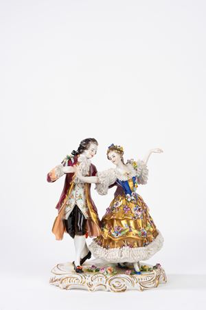 Gruppo scultoreo in porcellana policroma raffigurante coppia danzante, manifattura Rudolstadt - Volkstedt, prima met&agrave; del secolo XX