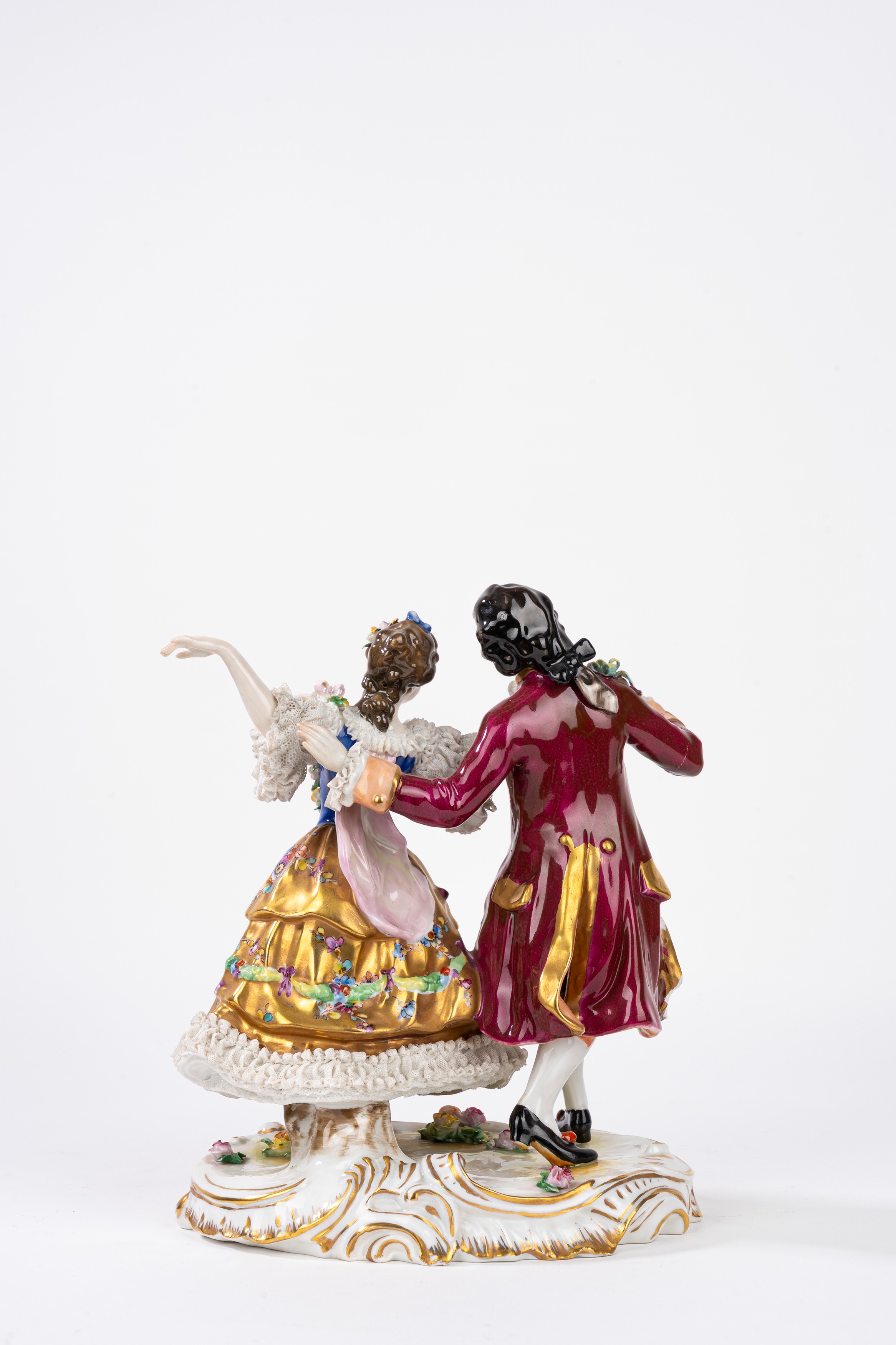 Manifattura Rudolstadt - Volkstedt, Gruppo scultoreo in porcellana policroma raffigurante coppia ...