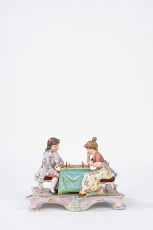 Gruppo scultoreo in porcellana policroma raffigurante giocatori di scacchi, prima met&agrave; del secolo XX