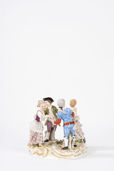 Meissen, Gruppo scultoreo in porcellana policroma raffigurante girotondo di bambini, secolo XIX
