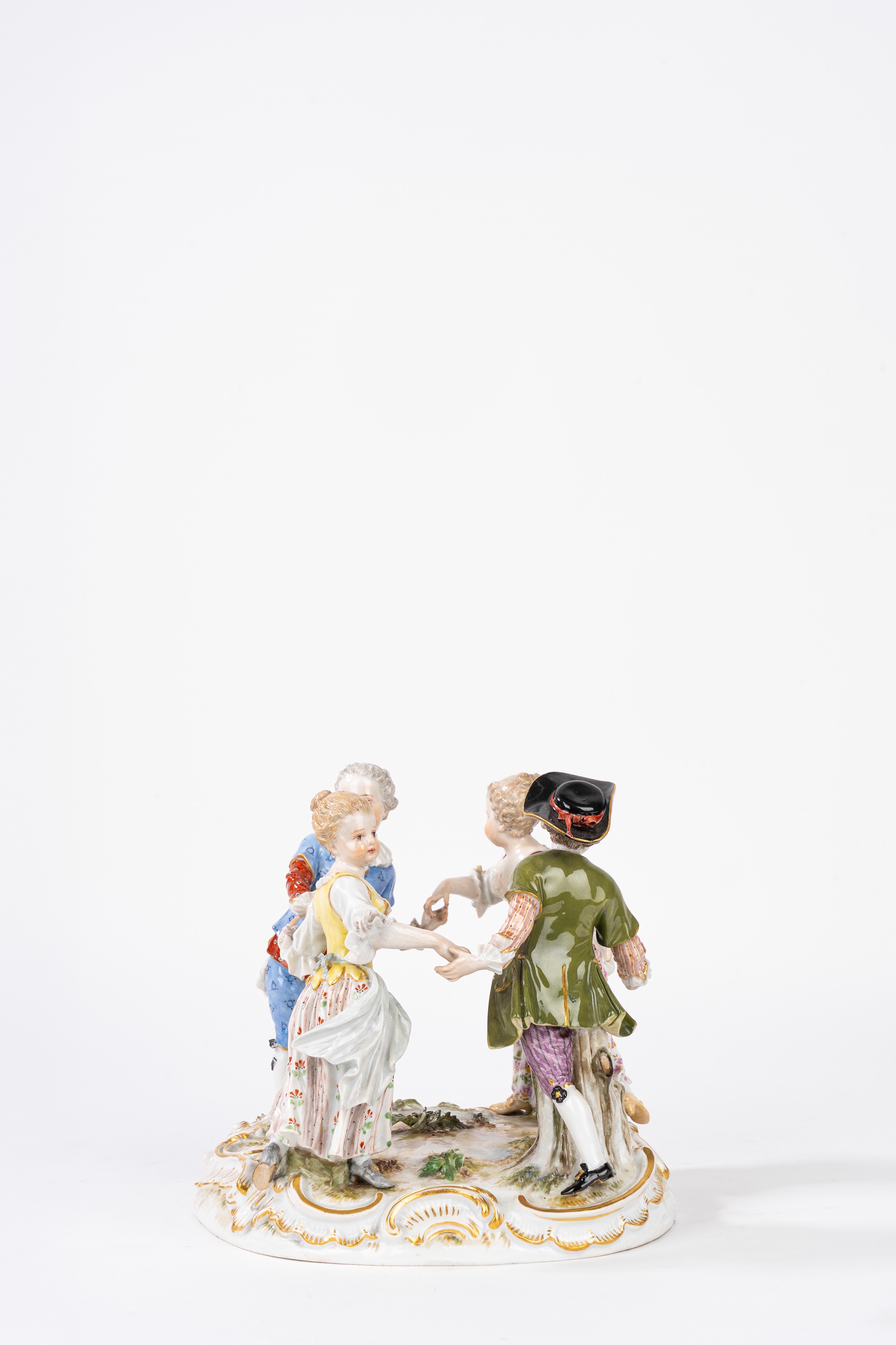 Meissen, Gruppo scultoreo in porcellana policroma raffigurante girotondo di bambini, secolo XIX