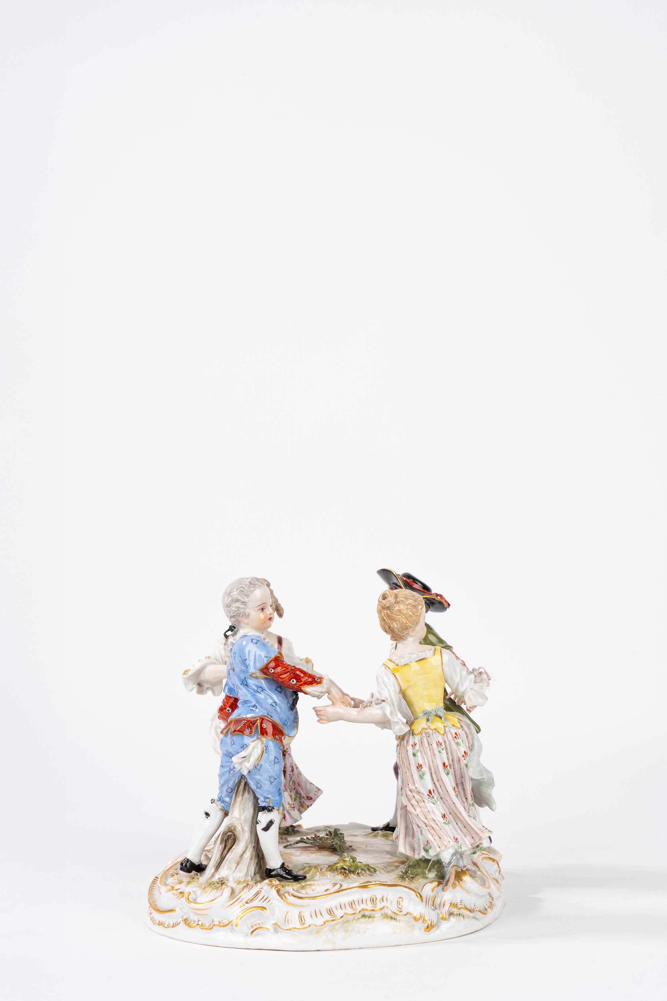 Meissen, Gruppo scultoreo in porcellana policroma raffigurante girotondo di bambini, secolo XIX