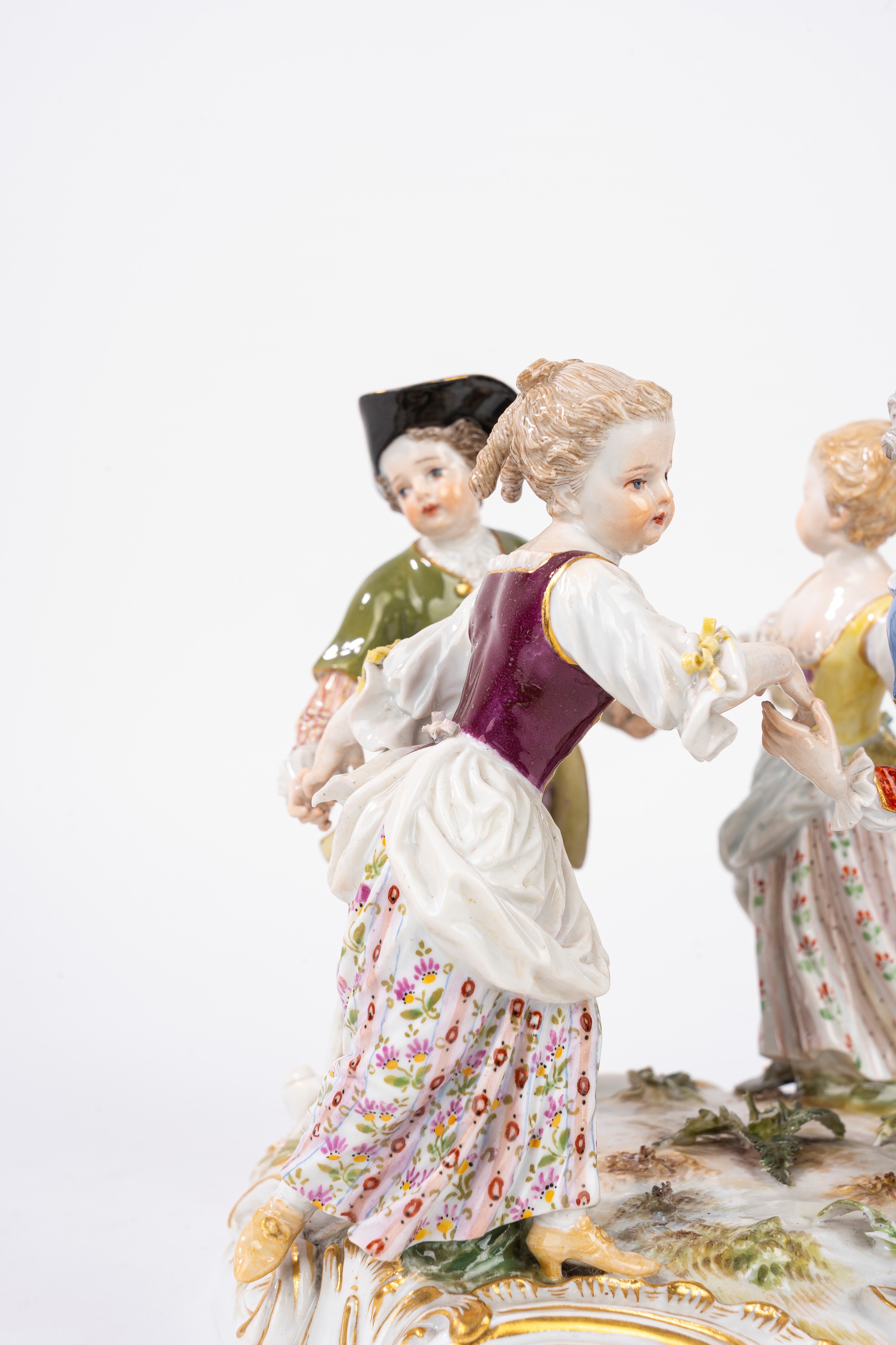 Meissen, Gruppo scultoreo in porcellana policroma raffigurante girotondo di bambini, secolo XIX