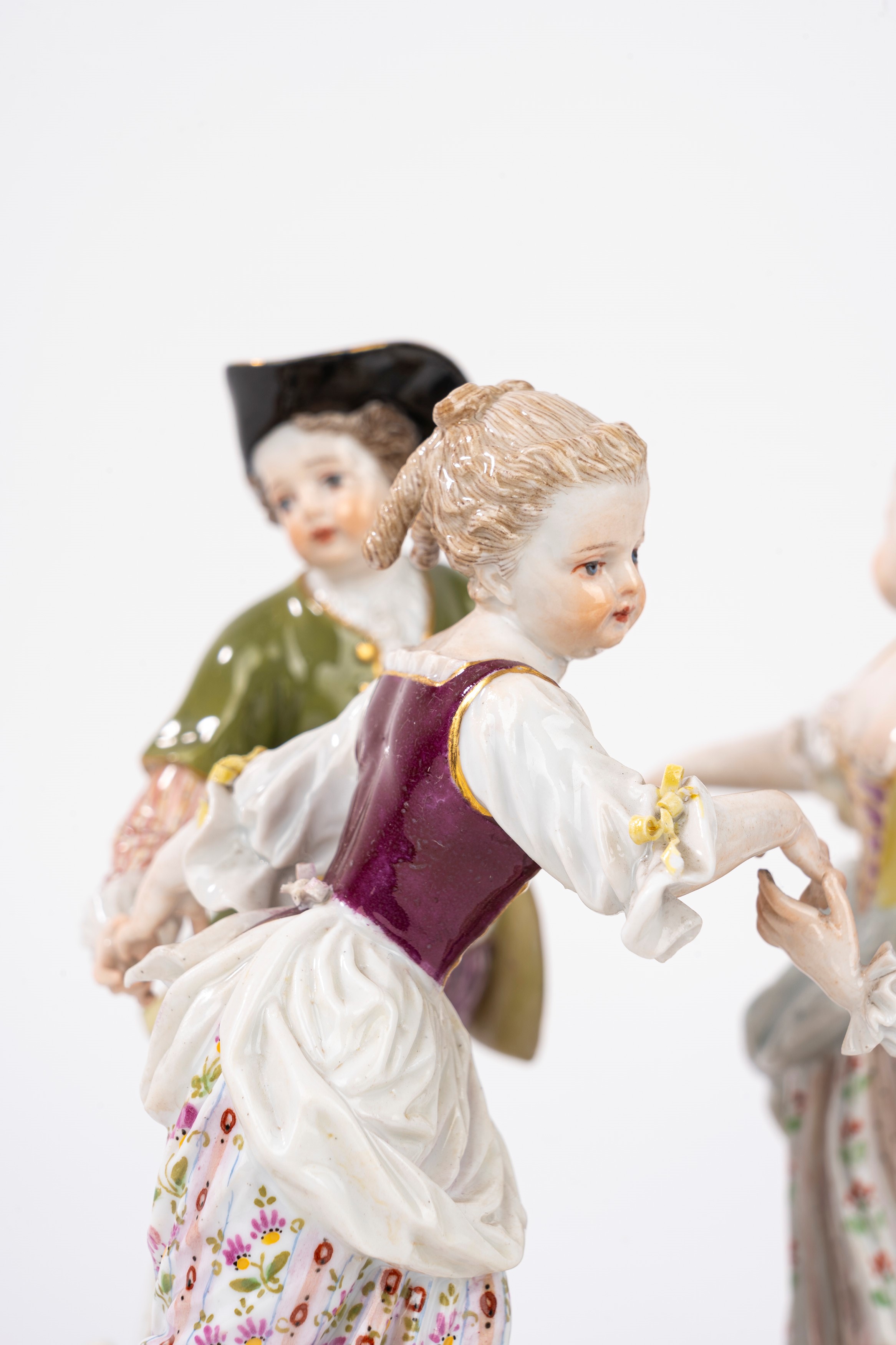 Meissen, Gruppo scultoreo in porcellana policroma raffigurante girotondo di bambini, secolo XIX