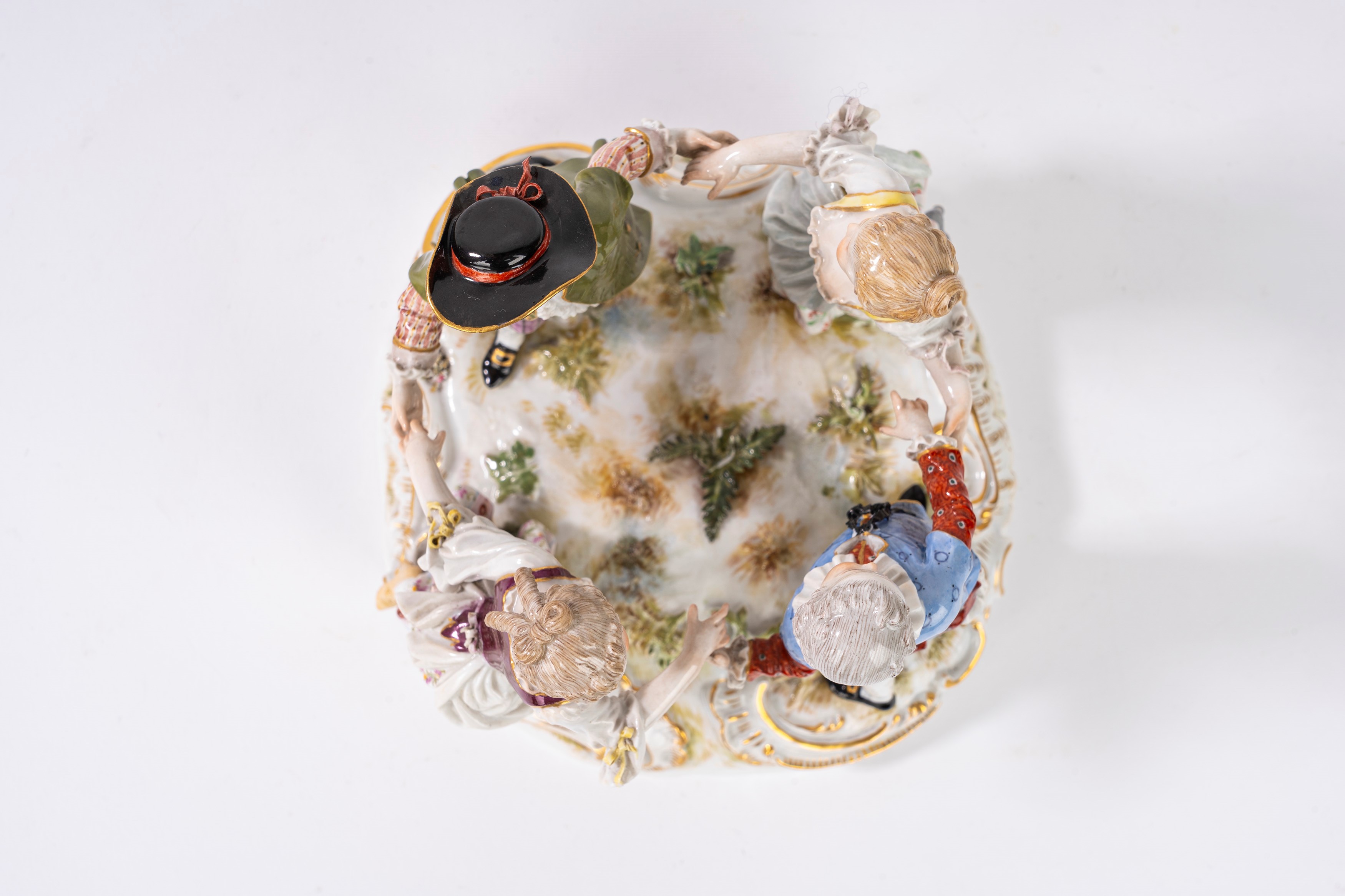 Meissen, Gruppo scultoreo in porcellana policroma raffigurante girotondo di bambini, secolo XIX