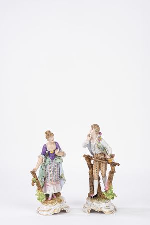 Coppia di statuine in porcellana policroma, prima met&agrave; del secolo XX