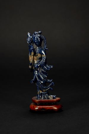 Scultura in lapislazzulo scolpita raffigurante una Guanyin, Cina, XX secolo