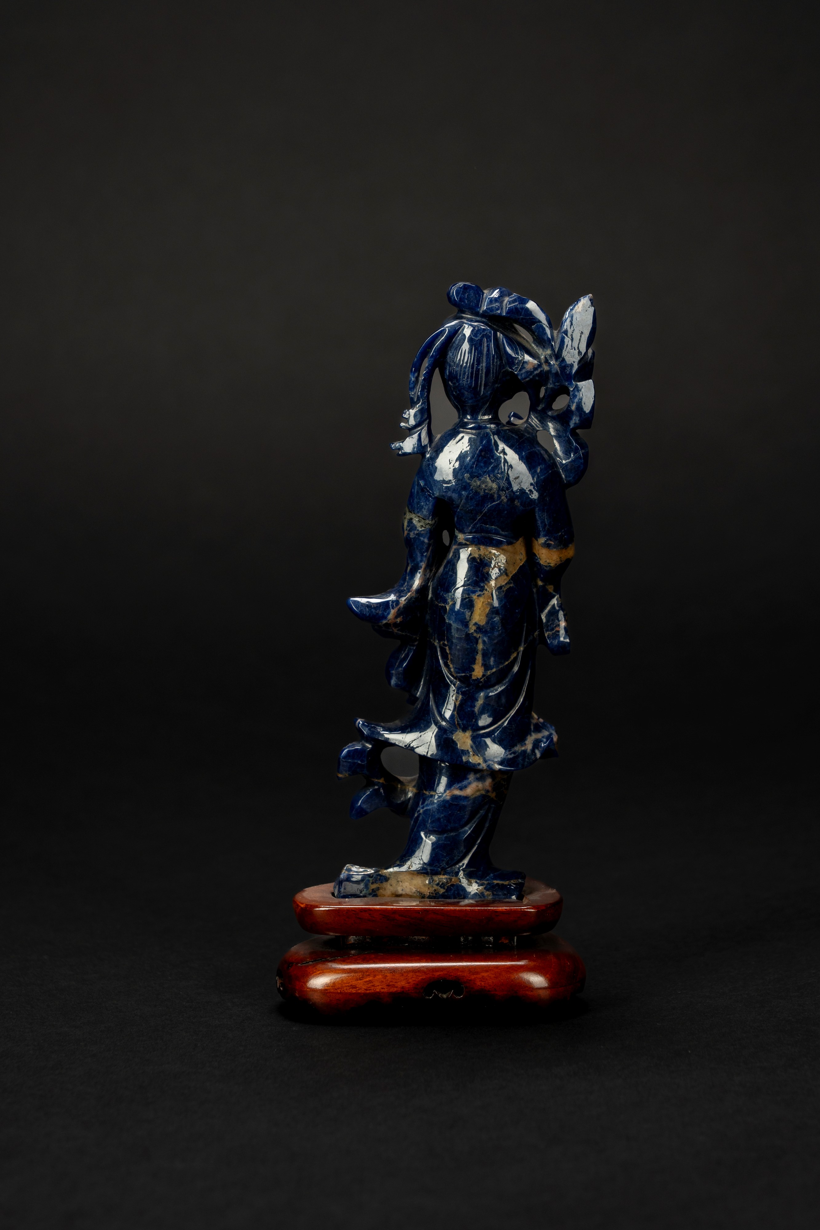 Scultura in lapislazzulo scolpita raffigurante una Guanyin, Cina, XX secolo