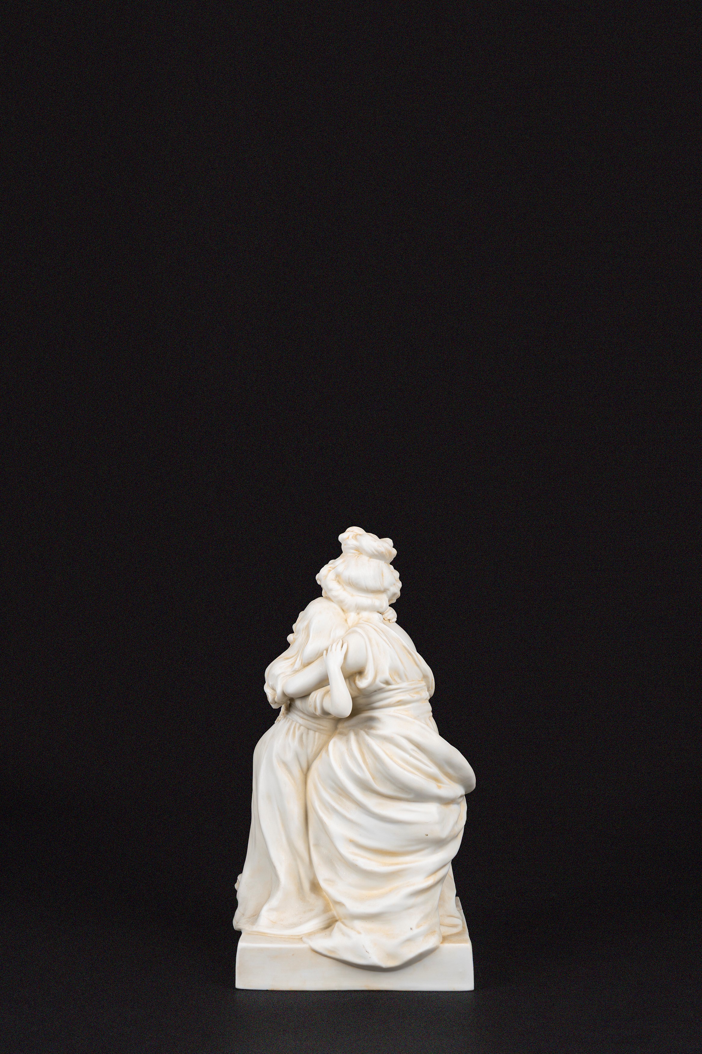 Gruppo scultoreo in biscuit, Madame Le Brun con la figlia (inizio secolo XX)