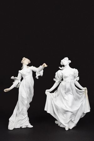 Due figure femminili danzanti in biscuit, inizi secolo XX