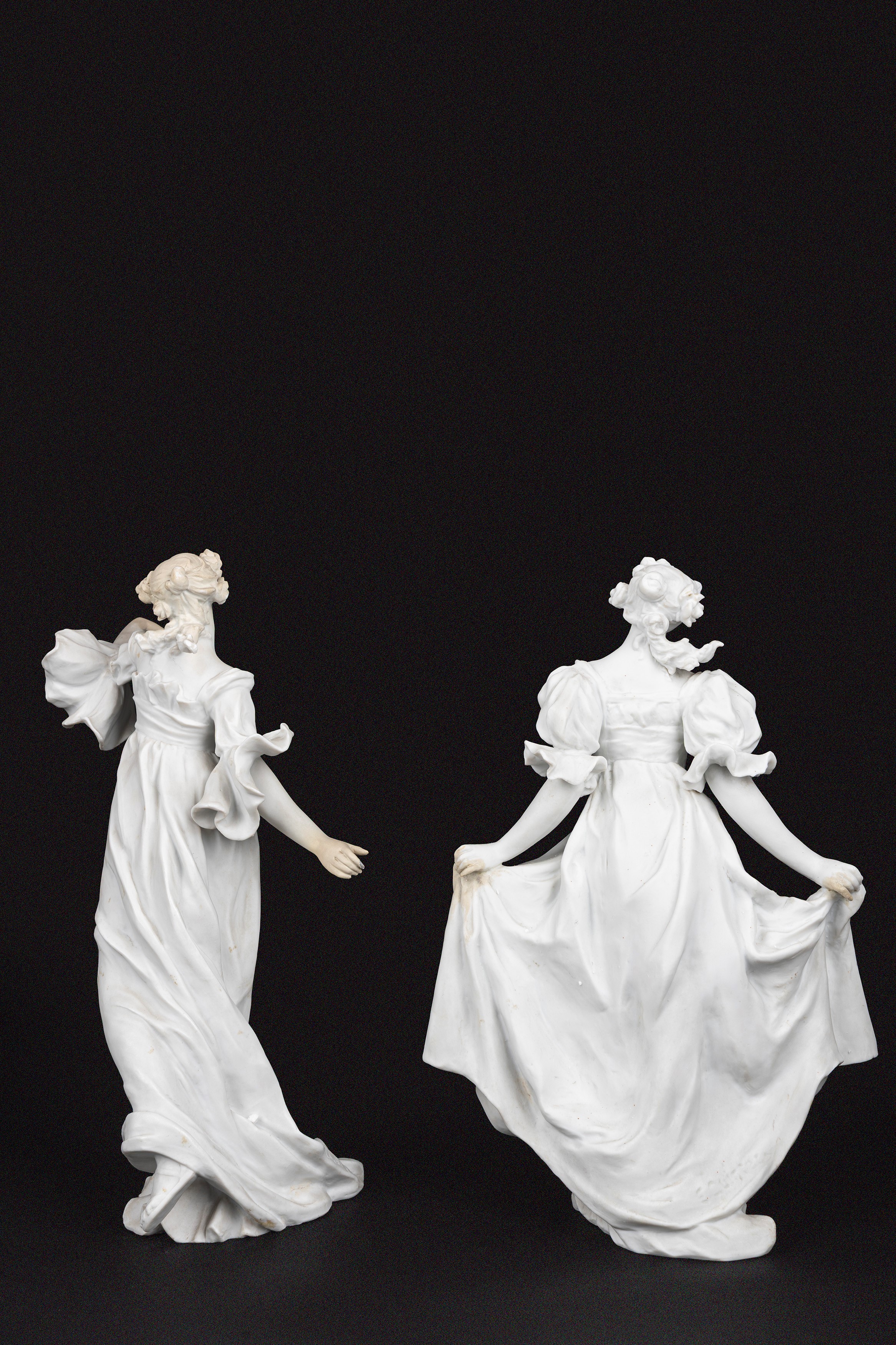 E. Quinter, Due figure femminili danzanti in biscuit