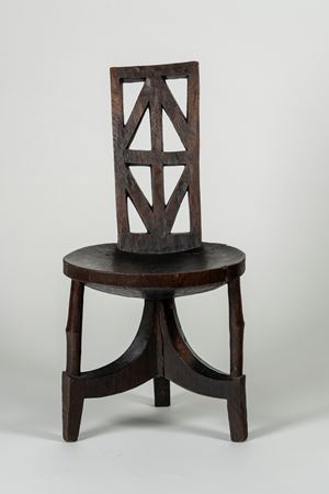 Sedia monoxile a tre gambe&nbsp;e spalliera