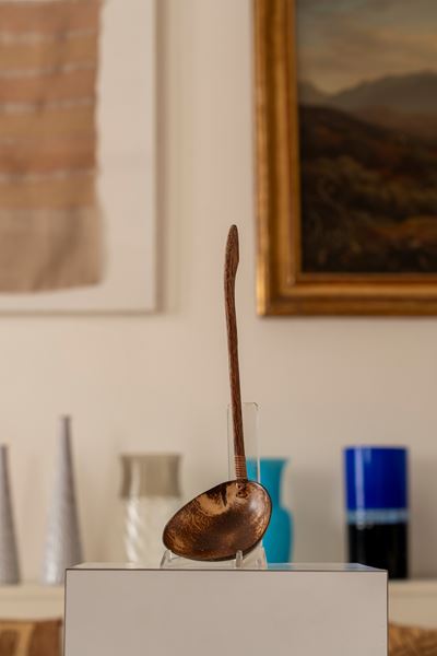 Cucchiaio elegante con impugnatura in legno chiaro