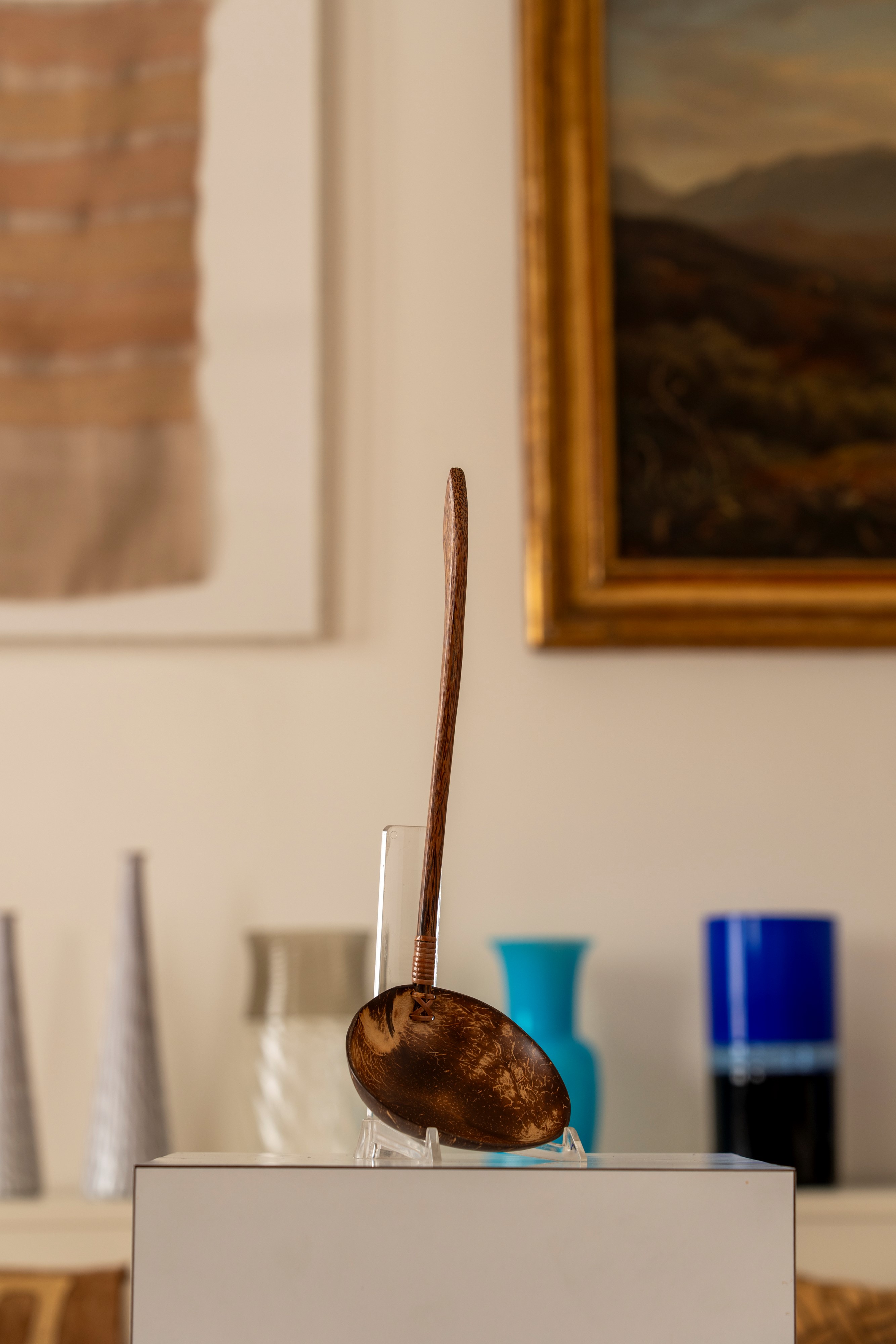 Cucchiaio elegante con impugnatura in legno chiaro