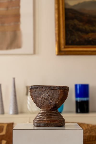Contenitore cerimoniale in legno con accenti in ferro