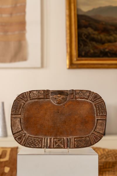 Vassoio cerimoniale in legno di forma rettangolare