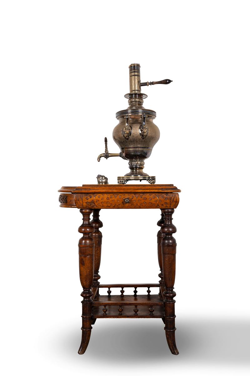 Grande samovar in metallo argentato e dorato, con tavolino, Varsavia fine secolo XIX - inizi seco...