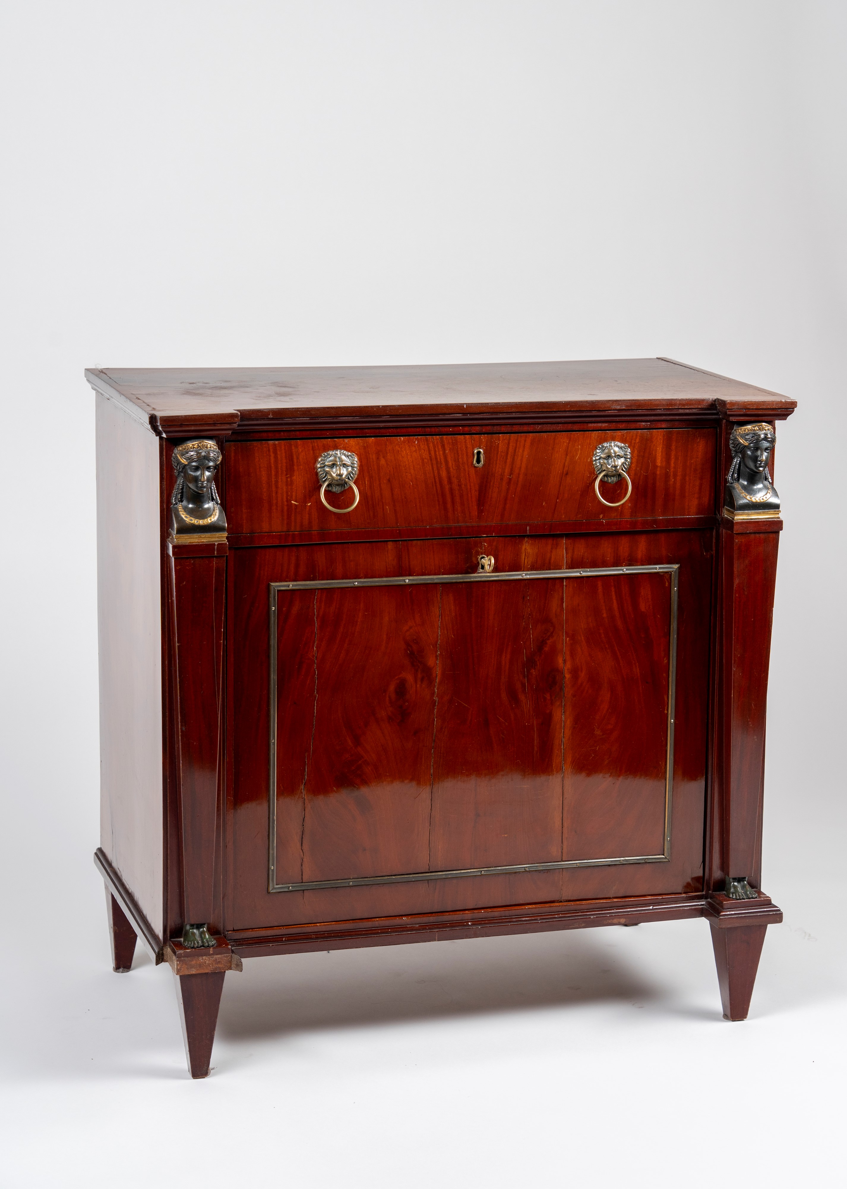 Elegante Credenza Lastronata in Mogano Ad un'anta ed un Cassetto. Francia, Secolo XIX