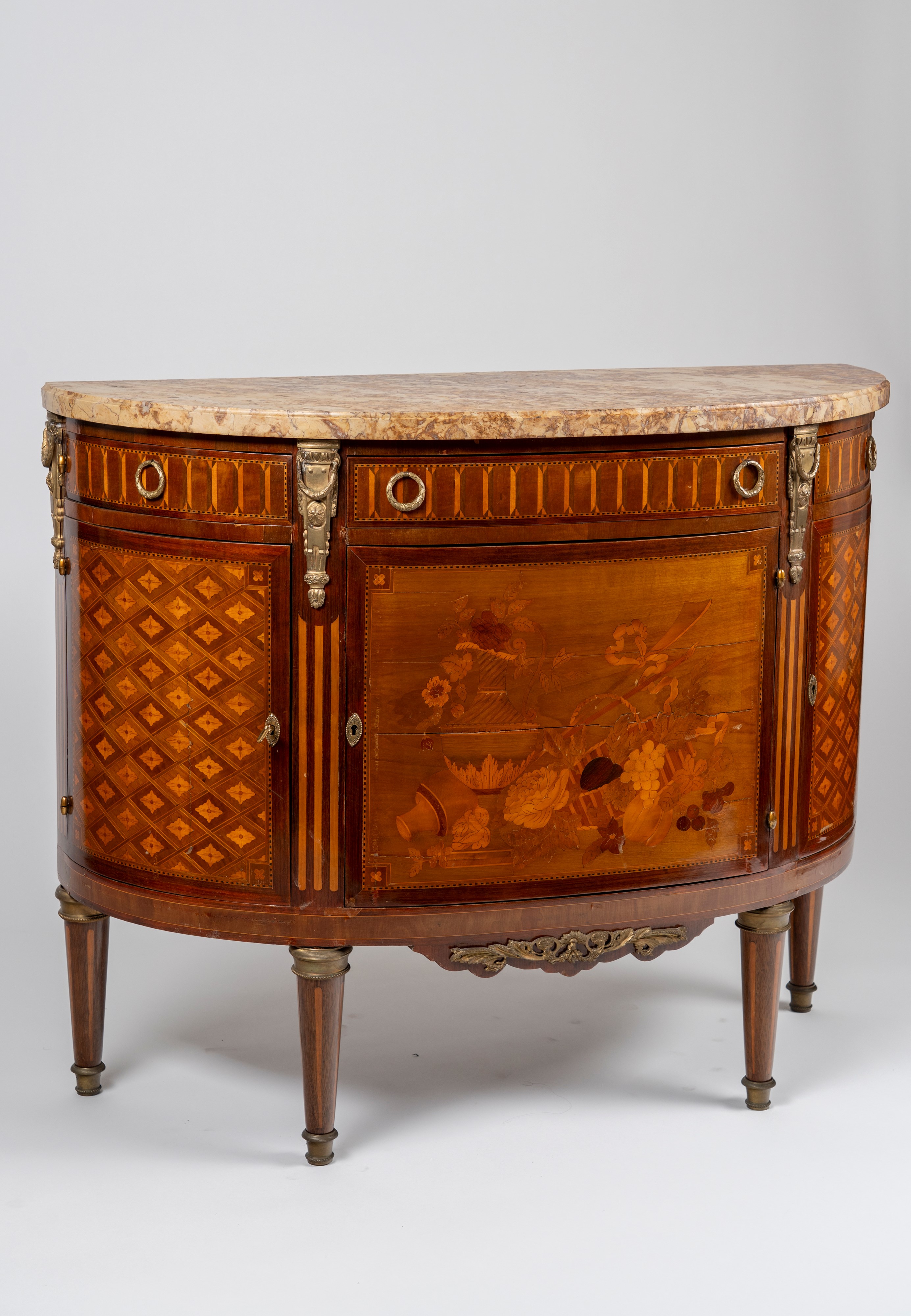 Elegante Credenza Demi-lune in Stile Luigi XVI Lastronata, Filettata e Intarsiata con Piano in Ma...