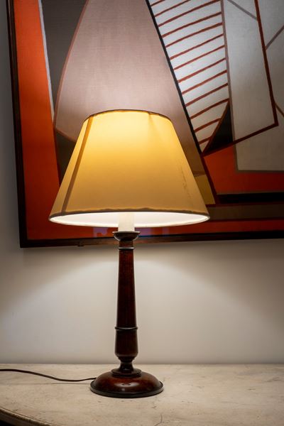 Lampada da Tavolo con Fusto a Colonna e Base Circolare in Metallo Decorato a Finto Legno
