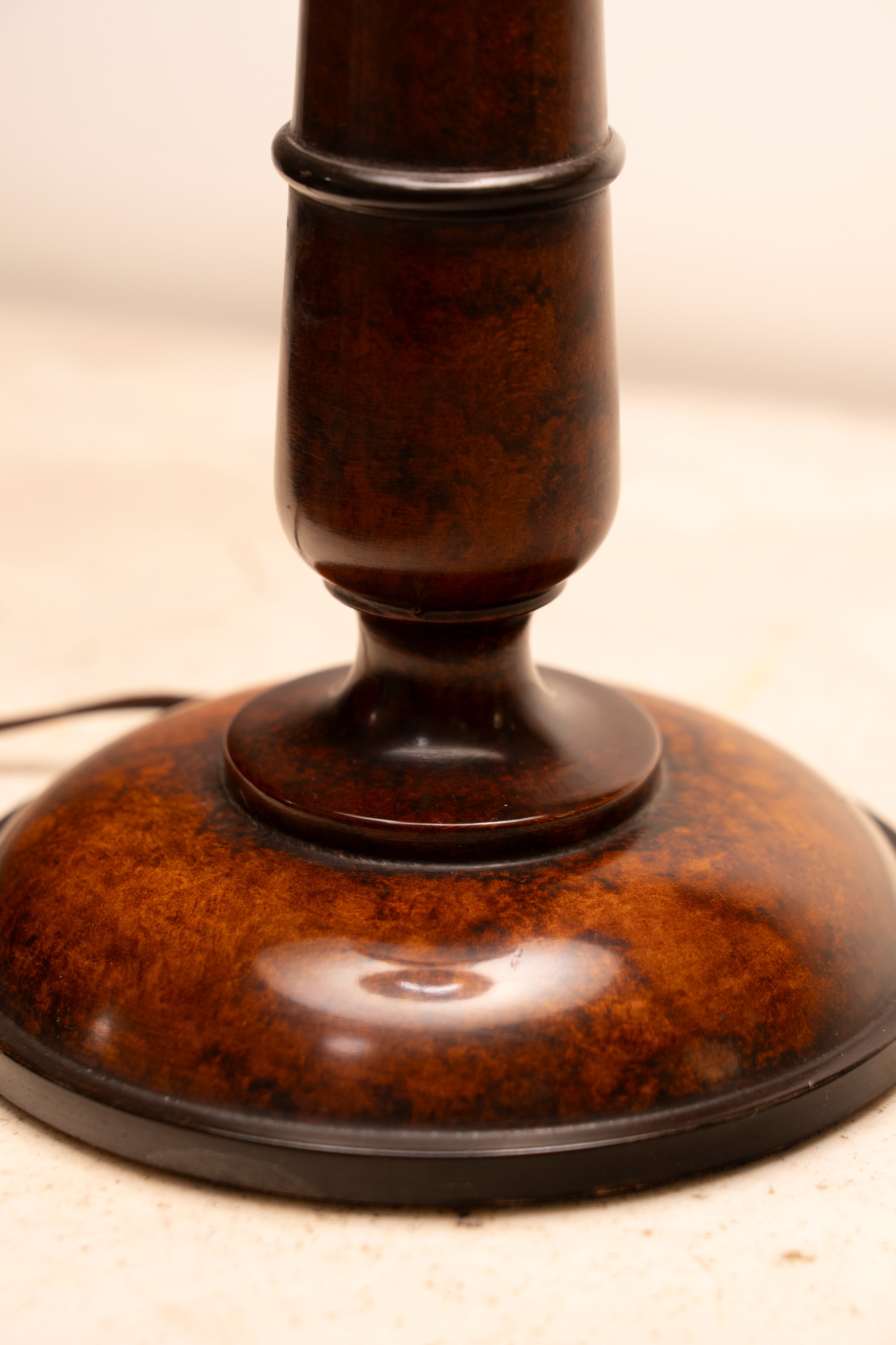 Lampada da Tavolo con Fusto a Colonna e Base Circolare in Metallo Decorato a Finto Legno