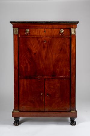Secretaire lastronato in piuma di mogano con piano in marmo. Secolo XIX