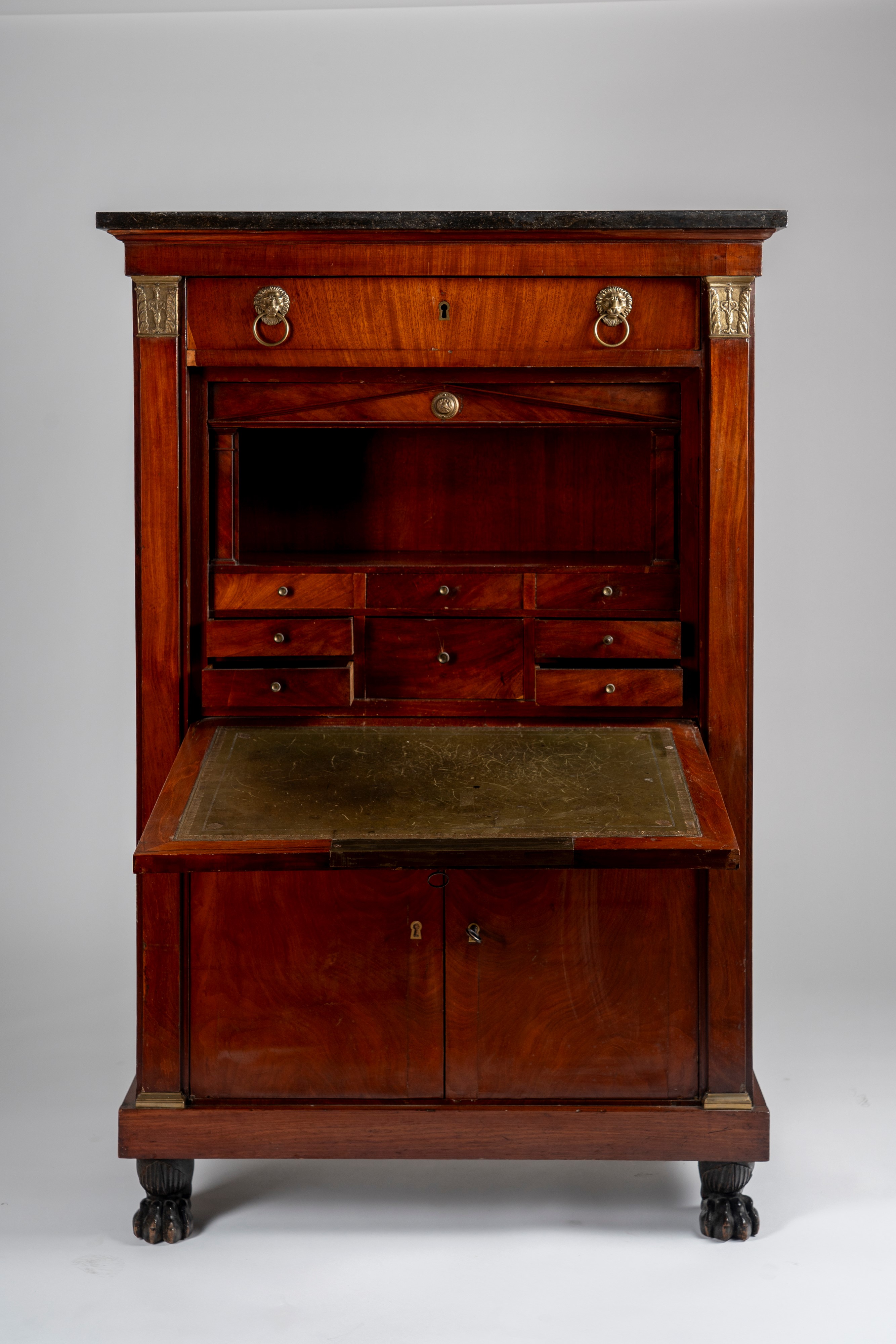 Secretaire Lastronato in Piuma di Mogano con Piano in Marmo. Secolo XIX