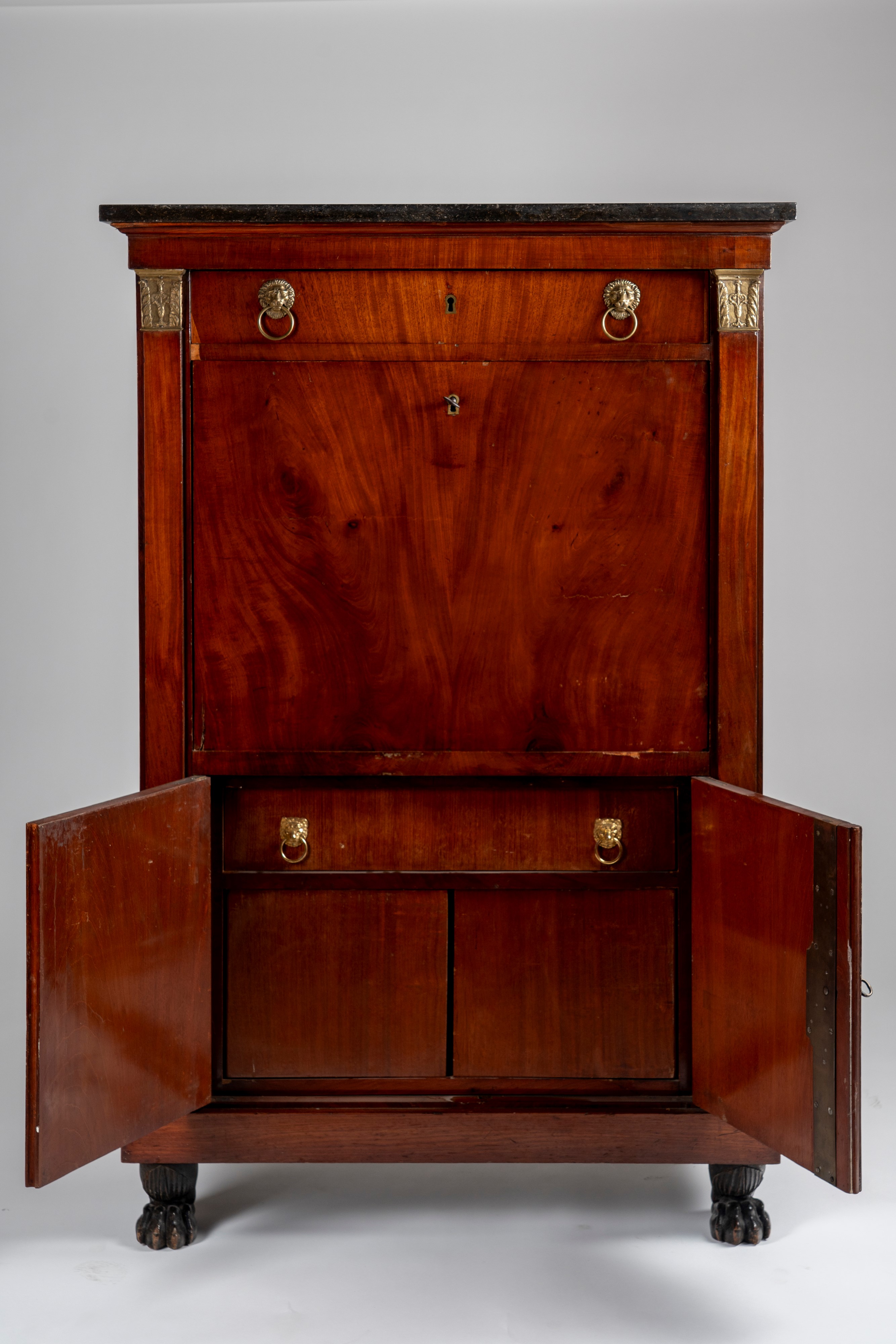 Secretaire Lastronato in Piuma di Mogano con Piano in Marmo. Secolo XIX