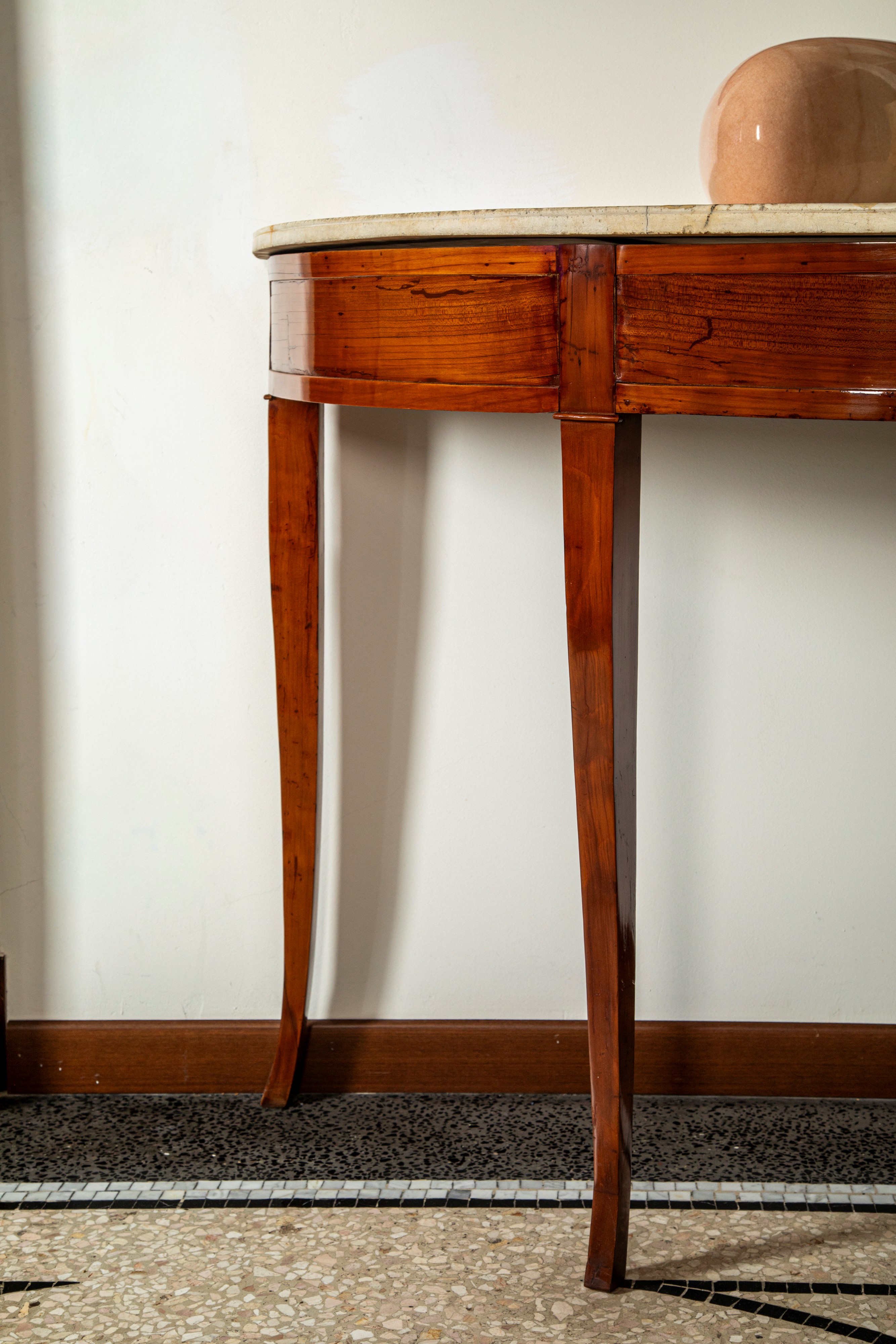 Console Demi-lune Lastronata con Alte Gambe Mosse e Piano in Marmo Bianco. Secolo XIX