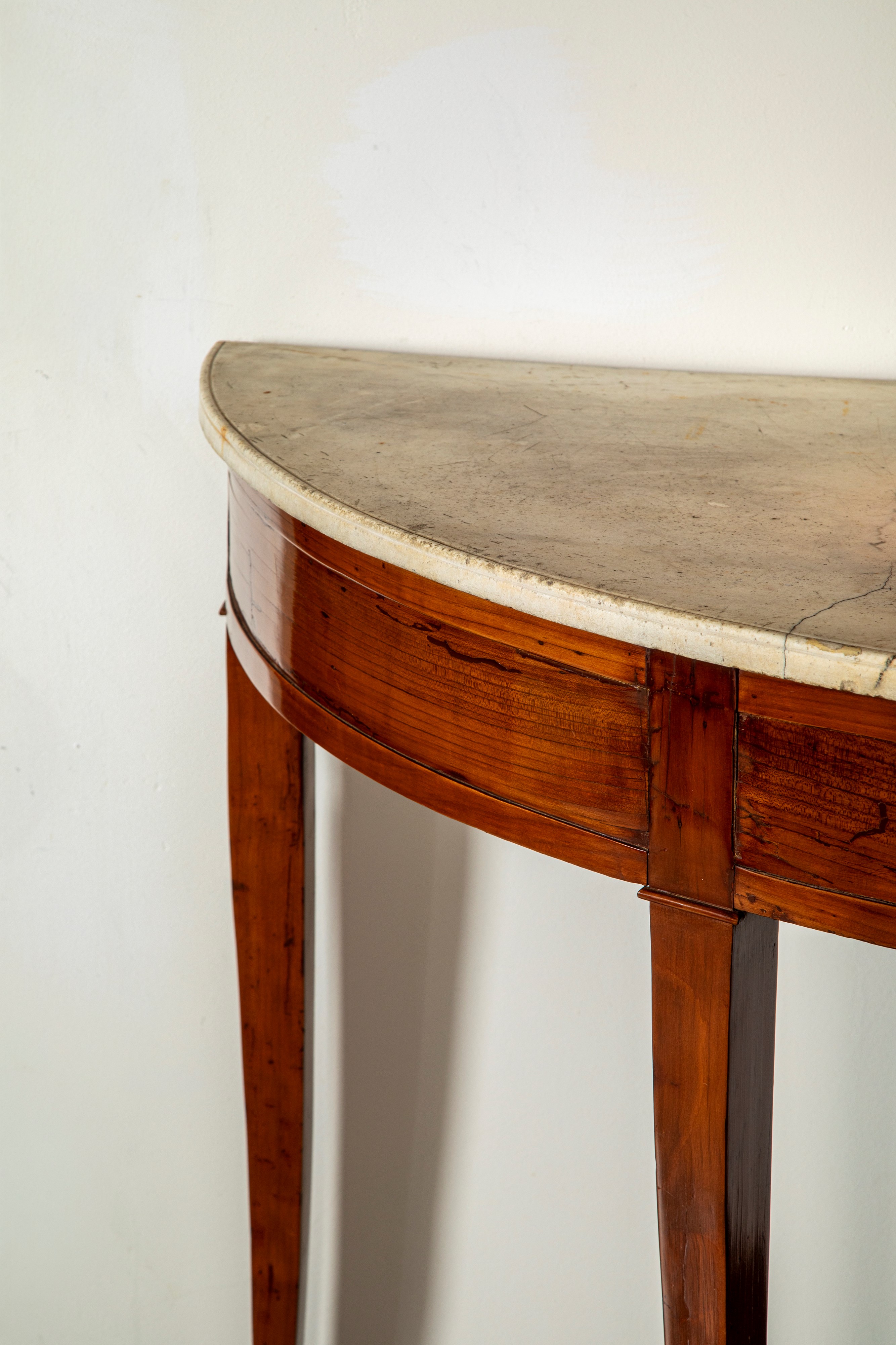 Console Demi-lune Lastronata con Alte Gambe Mosse e Piano in Marmo Bianco. Secolo XIX