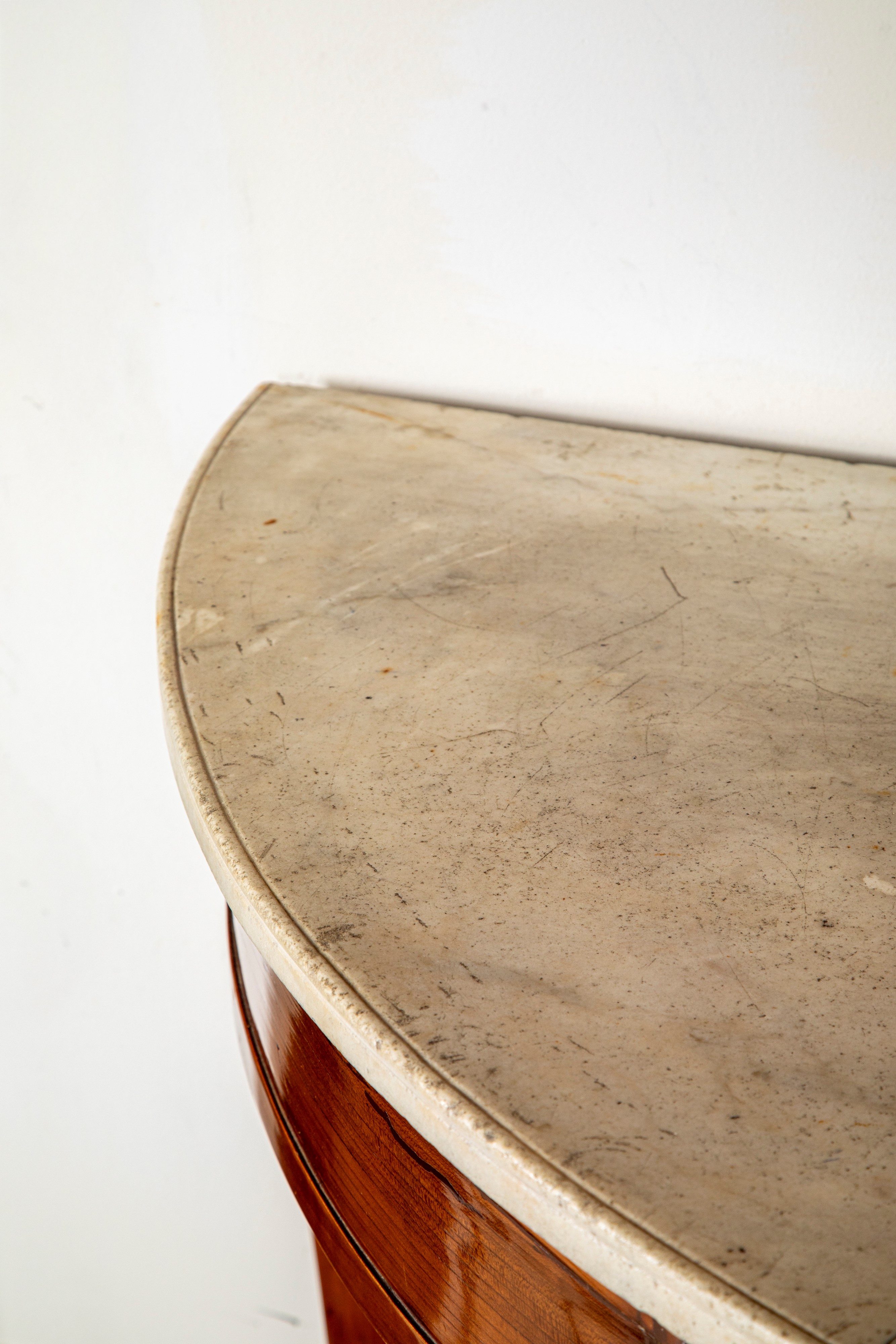 Console Demi-lune Lastronata con Alte Gambe Mosse e Piano in Marmo Bianco. Secolo XIX